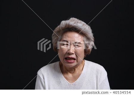 Oriental woman's facial expression, senior, middle-aged, elderly, grandmother, close-up, spicy, disgusting, surprised 40534554