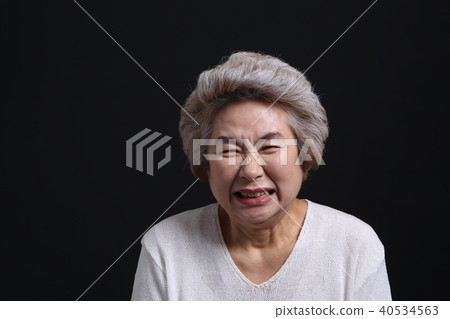 Oriental woman's facial expression, senior, middle-aged, elderly, grandmother, close-up, spicy, disgusting, surprised 40534563