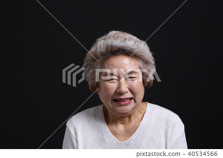 東方女人的面部表情,高級,中年,老人,祖母,特寫,辣,噁心,驚訝 東方女人的面部表情,高級,中年,老人,祖母,特寫,辣,噁心,驚訝 40534566