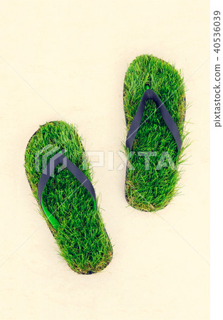 Footprint with green artifitial grass 40536039