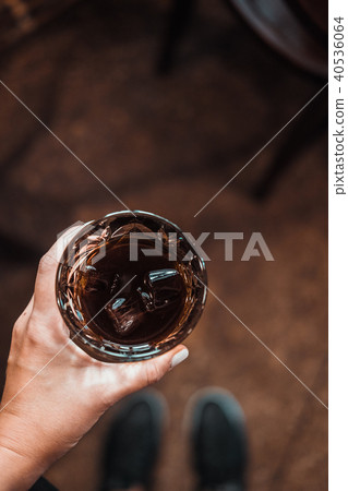 Woman's hand holding glass of iced coffee 40536064