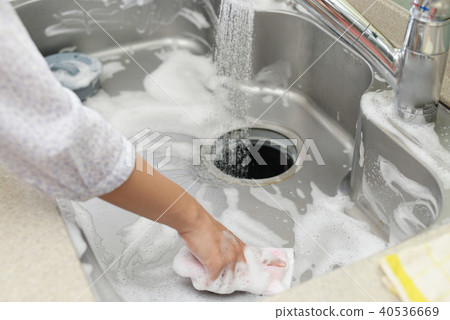 Woman cleaning the sink 40536669