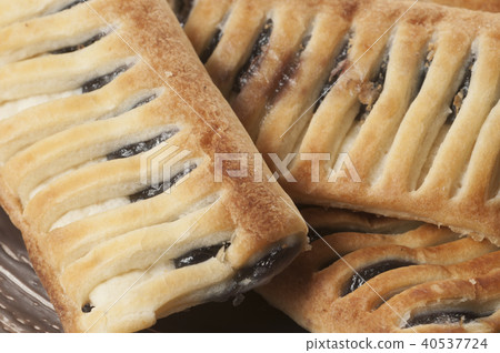 Small strudel cake with blueberry 40537724