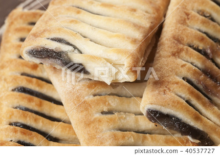 Small strudel cake with blueberry 40537727