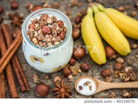 Yogurt with Muesli, Banana and Nuts Yogurt with Muesli, Banana and Nuts 40539070