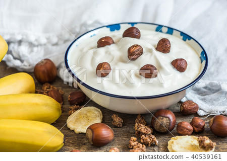 Yogurt with Muesli, Banana and Nuts 40539161