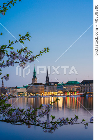 Beautiful view of Hamburg town hall - Rathaus and Alster river at spring earning evening Beautiful view of Hamburg town hall - Rathaus and Alster river at spring earning evening 40539880
