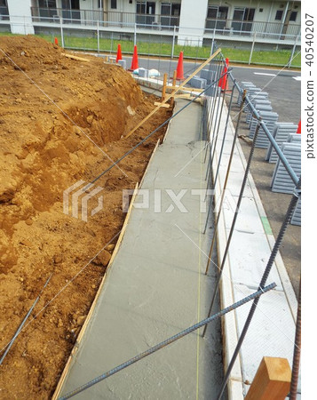 Retaining wall construction is essential for residential land development on sloping land Retaining wall construction is essential for residential land development on sloping land 40540207