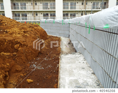 Retaining wall construction is essential for residential land development on sloping land Retaining wall construction is essential for residential land development on sloping land 40540208