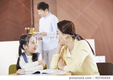 生活，家庭，爸爸，媽媽，女兒 40540889