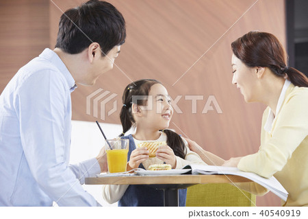 生活，家庭，爸爸，媽媽，女兒 40540919