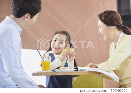 生活，家庭，爸爸，媽媽，女兒 40540921