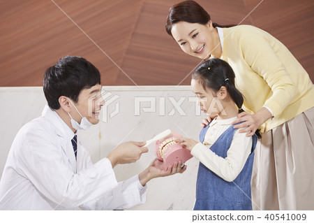 Hospitals, doctors, mothers, daughters 40541009