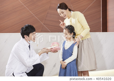 Hospitals, doctors, mothers, daughters 40541020