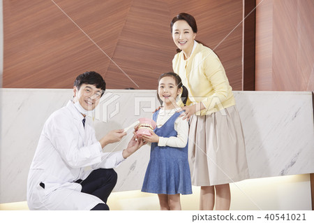 Hospitals, doctors, mothers, daughters 40541021