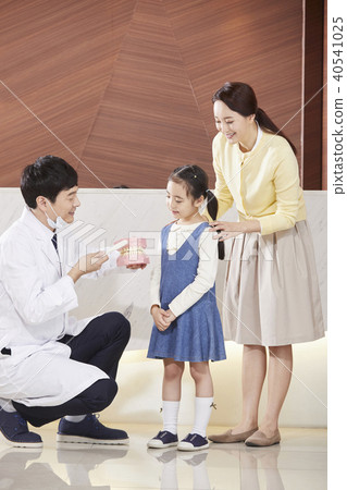 Hospitals, doctors, mothers, daughters 40541025