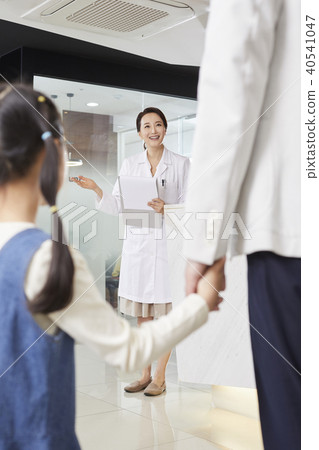 Hospital, doctor, dad, daughter 40541047