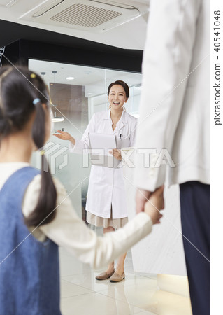 Hospital, doctor, dad, daughter Hospital, doctor, dad, daughter 40541048