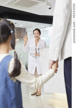 Hospital, doctor, dad, daughter Hospital, doctor, dad, daughter 40541050