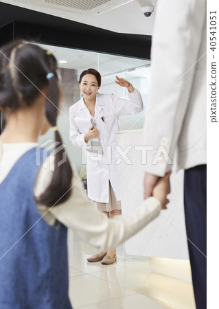 Hospital, doctor, dad, daughter Hospital, doctor, dad, daughter 40541051