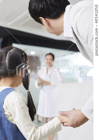 Hospital, doctor, dad, daughter Hospital, doctor, dad, daughter 40541058