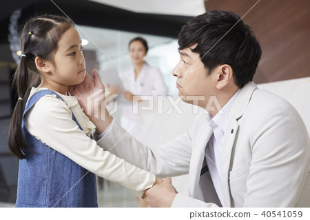 Hospital, doctor, dad, daughter Hospital, doctor, dad, daughter 40541059