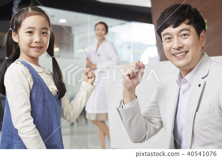 Hospital, doctor, dad, daughter Hospital, doctor, dad, daughter 40541076