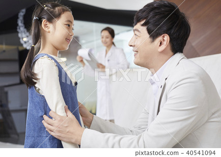 Hospital, doctor, dad, daughter 40541094