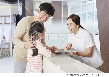 Hospital, nurse, dad, daughter 40541095