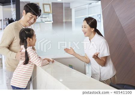 Hospital, nurse, dad, daughter 40541100
