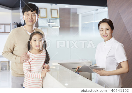 Hospital, nurse, dad, daughter 40541102