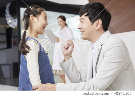 Hospital, doctor, dad, daughter 40541103