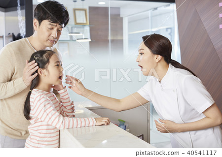 Hospital, nurse, dad, daughter 40541117