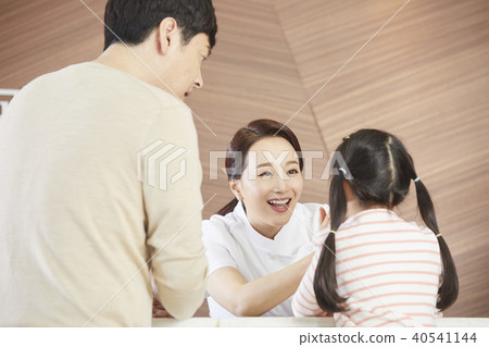 Hospital, nurse, dad, daughter Hospital, nurse, dad, daughter 40541144