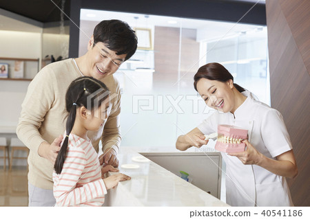 Hospital, nurse, dad, daughter 40541186