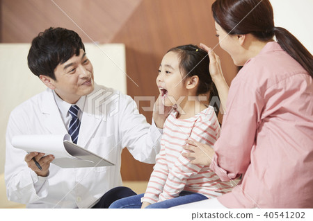 Hospitals, doctors, mothers, daughters 40541202