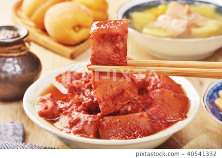 Braised pork with red yeast 40541332