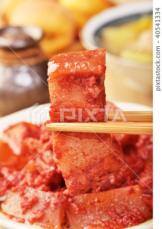 Braised pork with red yeast 40541334