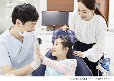 Hospitals, doctors, mothers, daughters 40541372