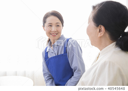 Two women who talk 40545648