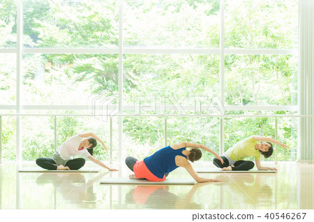 Women who do yoga Women who do yoga 40546267