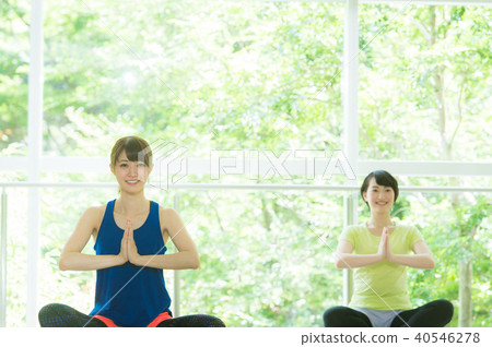 Women who do yoga Women who do yoga 40546278