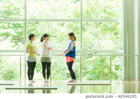 婦女做健身 婦女做健身 40546295