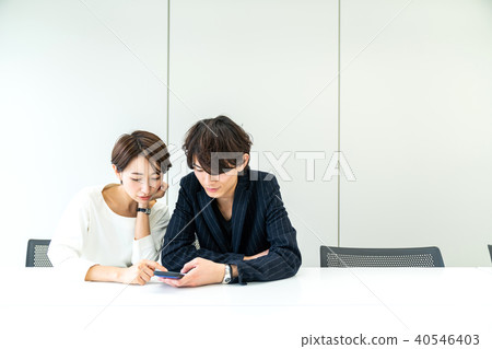 Gender watching smartphone Gender watching smartphone 40546403