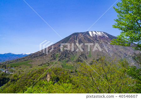 春天的山和山頂上的雪和山頂上的斜坡從天文台的天文台看到 春天的山和山頂上的雪和山頂上的斜坡從天文台的天文台看到 40546607