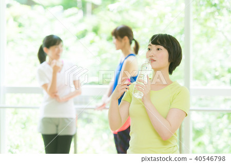 Women doing fitness 40546798
