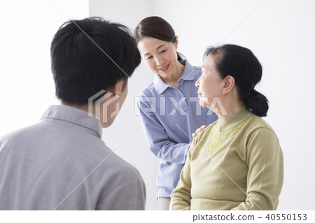 Elderly people and family 40550153