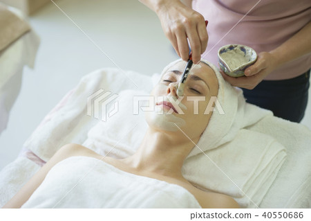 caucasian woman having mask, lying on spa 40550686