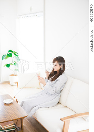 一個年輕女子在沙發上放鬆 40552970