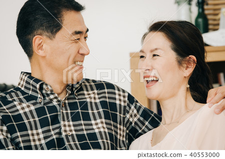 Middle couple looking at each other with smile 40553000